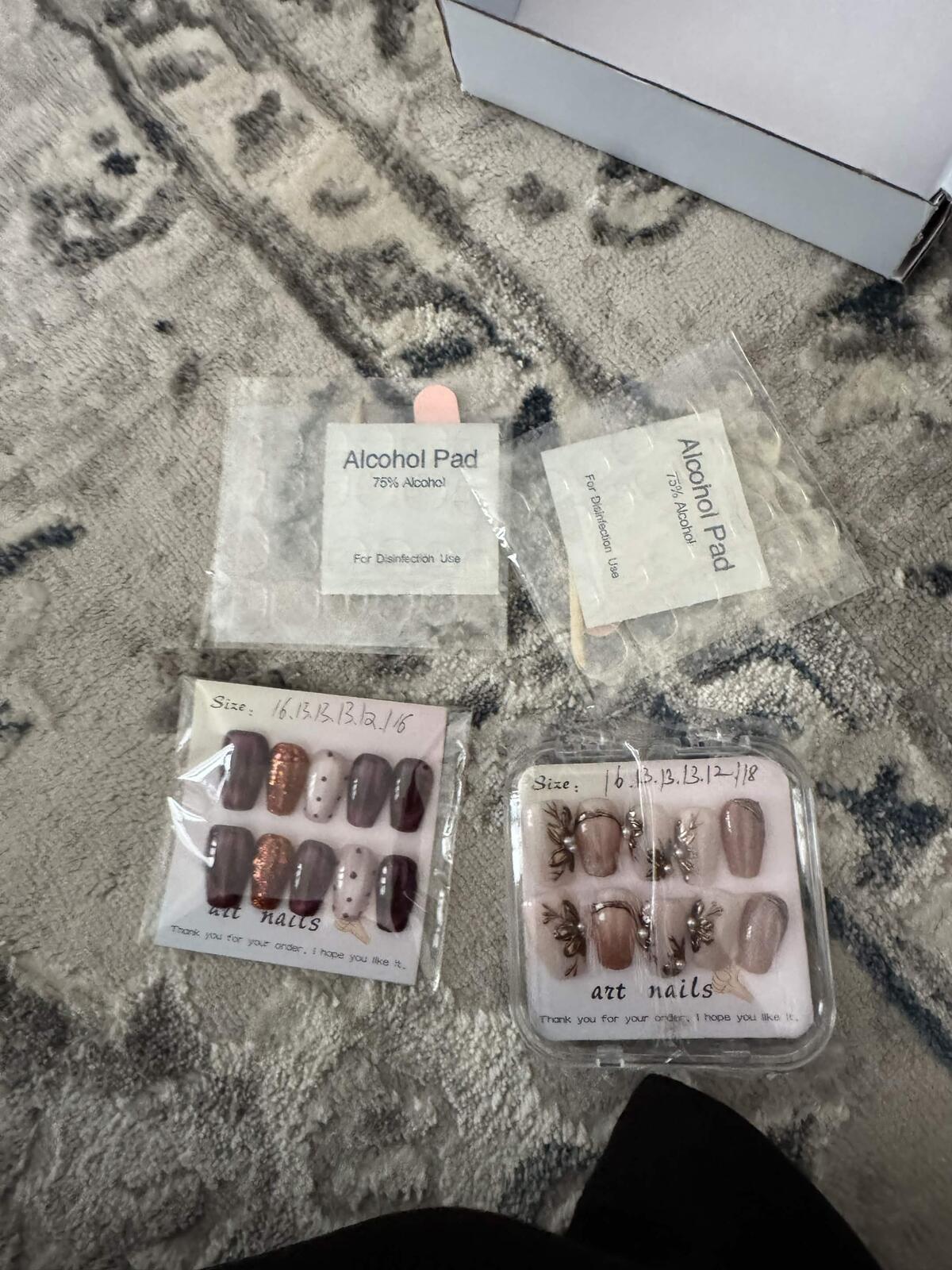 Set of Press-On Artificial Nails with Alcohol Pads